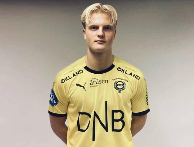 前锋连续助攻，团队配合默契