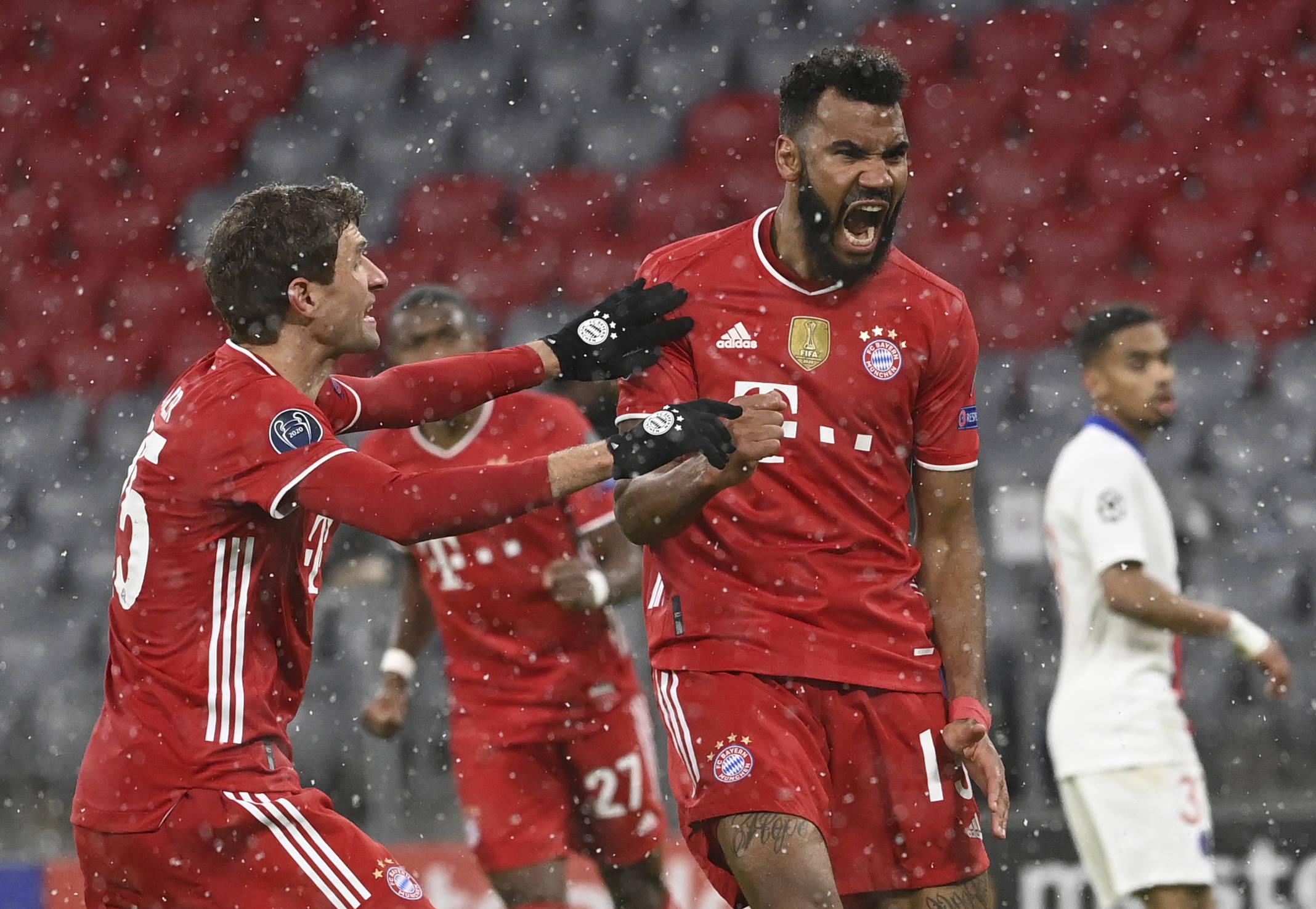 曼联续约卡塞米罗周薪或砍六成，沙特虎视眈眈（曼联拟与卡塞米罗续约，周薪或降六成，沙特球队伺机出手）