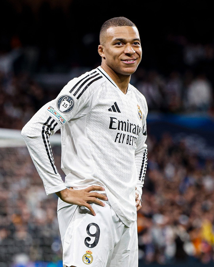 山东男篮险胜北京男篮，以4分优势晋级八强，双方激烈争夺，关键球员表现突出。