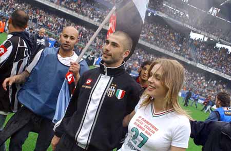 斯基拉：一家英超俱乐部询问了米兰前锋圣地亚哥的信息（斯基拉：英超某队已向米兰打听前锋圣地亚哥的情况）