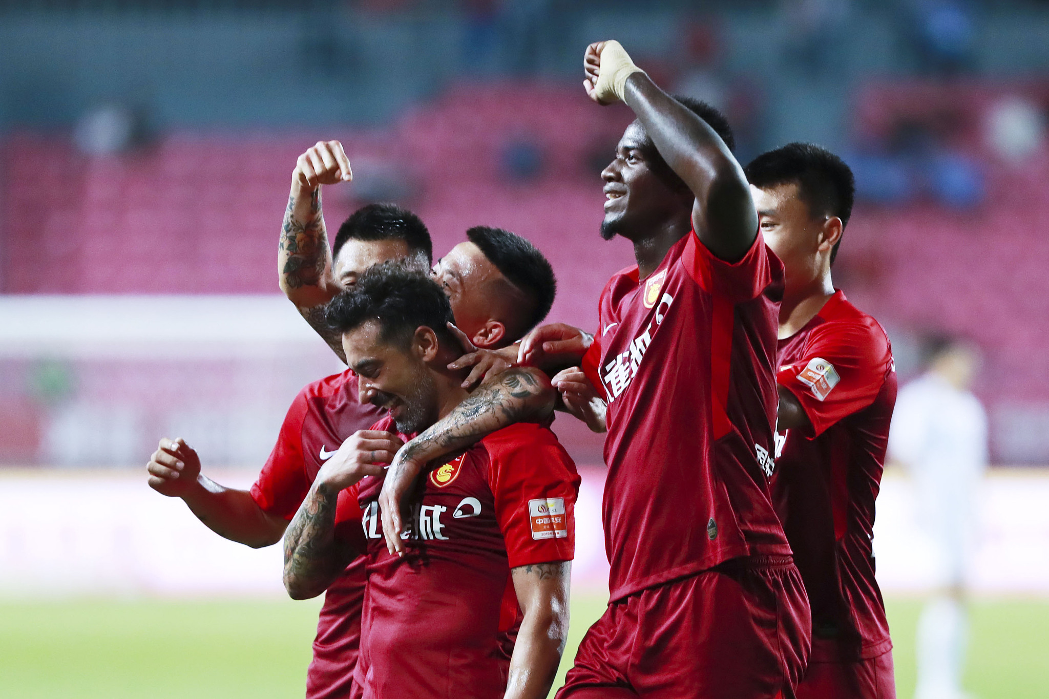 曼联官方：姆伯莫将在对阵埃弗顿的比赛中上演首秀