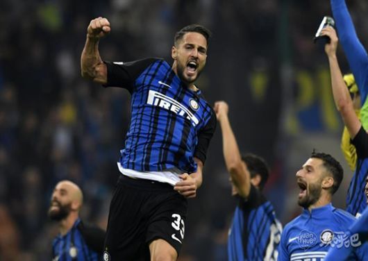 咪咕前方！@胡金秋21 手持冠军鼎登场，@浙江广厦篮球俱乐部 新赛季出征仪式