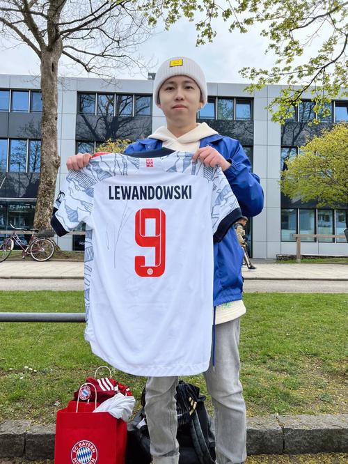 B费近4年多首次半场被换下，曼联生涯第三次（B费四年多来首次半场遭换下，曼联生涯仅第三次）