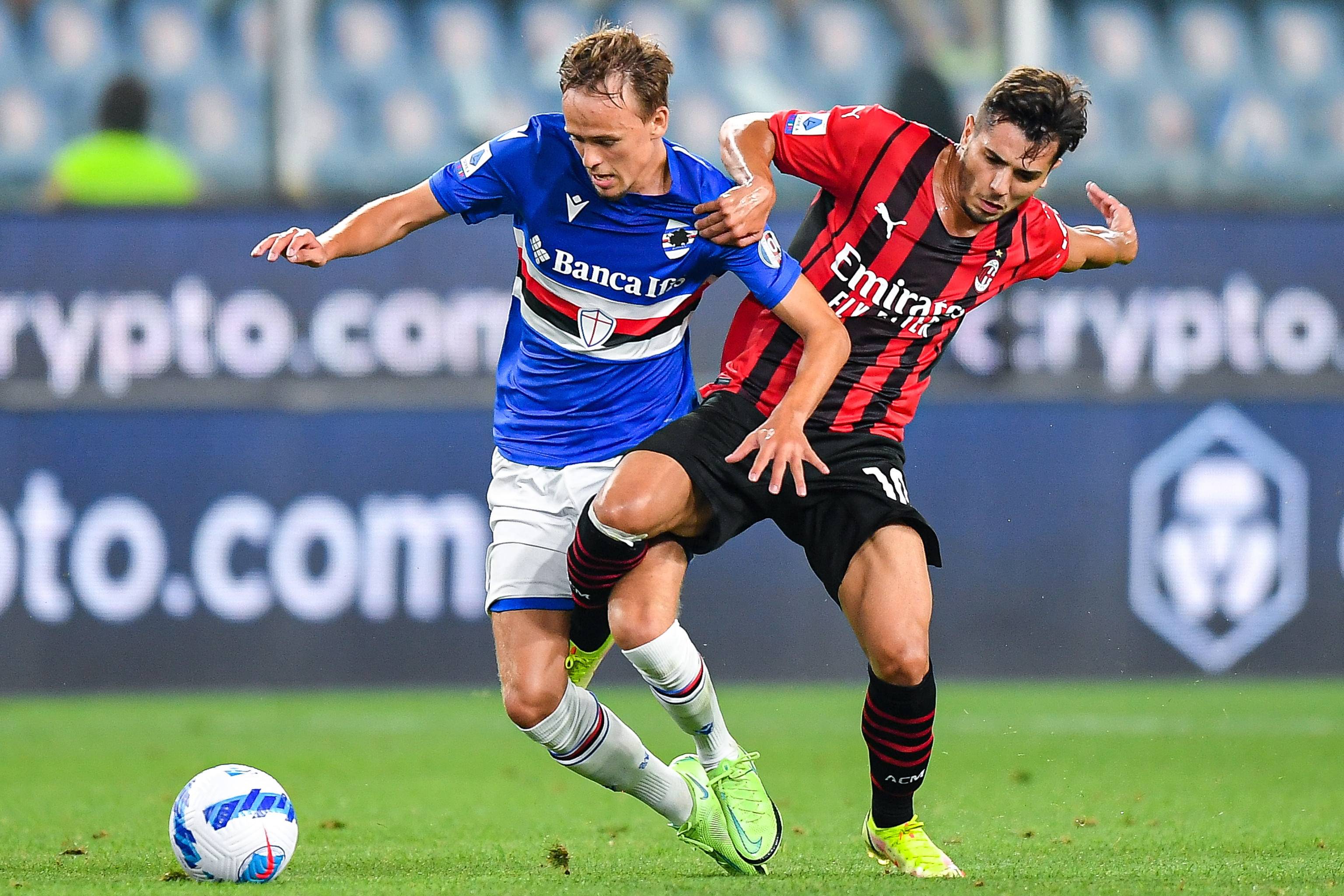 科里纳：正讨论足球中教练喊暂停的可能性，努力寻找解决方案（科里纳：探讨在足球比赛引入教练暂停，正积极寻求可行方案）