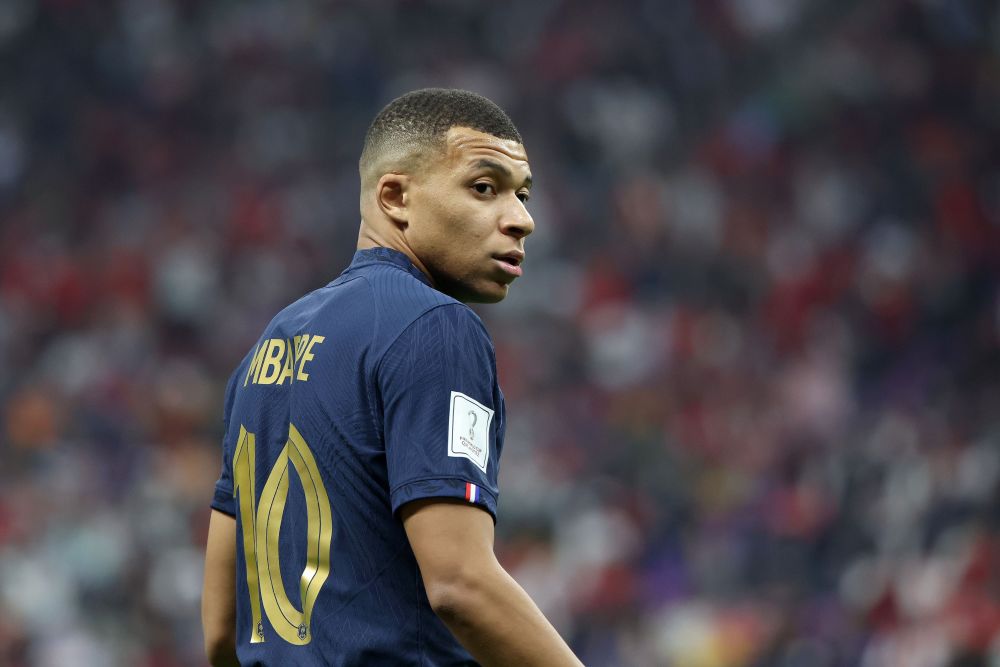 鲁媒：陈泽仕和依木兰今天抵达成都，参加U22国足的训练备战（鲁媒：陈泽仕、依木兰今日抵蓉，随U22国足展开备战集训）