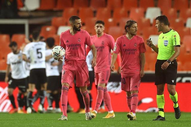 足球和篮球观赛热回暖，全球关注度持续上升